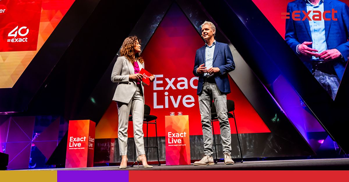 Foto van twee sprekers op het Exact Live evenement
